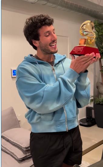 Sebastián Yatra recibió su primer Grammy y se lo dedicó a su abuelo Sebastián Yatra es uno de los artistas colombianos más populares de la actualidad, está pasando una racha que muchos envidiarían y es que tanto en lo profesional como en lo personal está viviendo de sus mejores momentos. En la última gala de los Grammy Latinos, se ganó dos de los tan preciados gramófonos dorados, uno en la categoría de mejor álbum vocal pop por 'Dharma' y otro en la de mejor canción pop por 'Tacones rojos'.