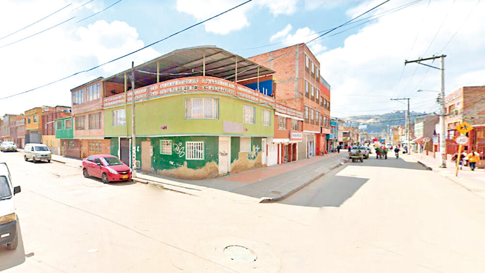Sicariato en bar de León XIII en Soacha La noche de este miércoles, clientes y empleados de un bar del municipio de Soacha tuvieron que vivir una escena de terror al presencial el crimen de un hombre que se encontraba con un amigo en una de las mesas del lugar. El cliente fue baleado por un sujeto que logró escapar tras propiciar el terror. Sucedió en la comuna tres del barrio León 13.