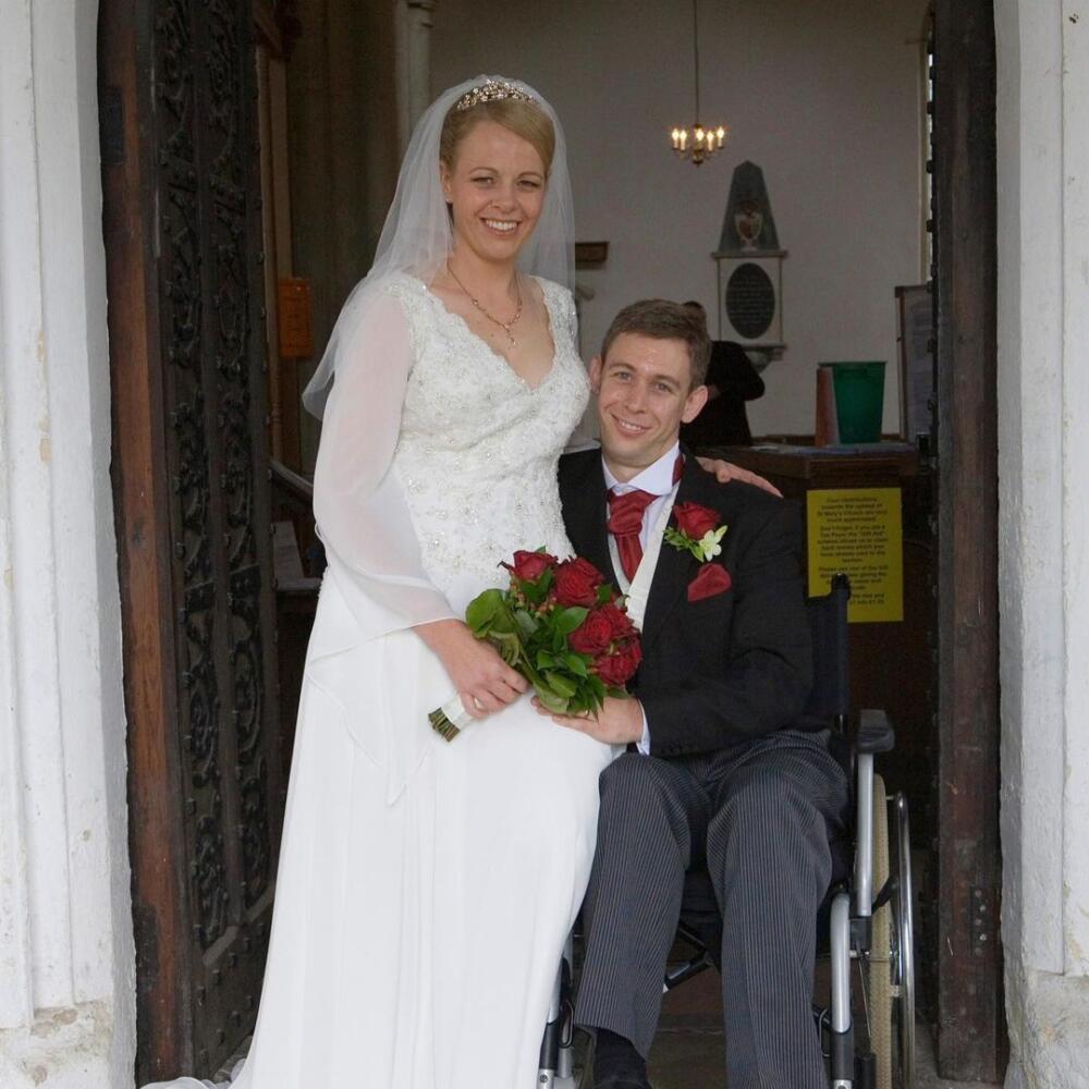 Martín Pistorius sobrevivió al coma y construyó una familia 2 Martín Pistorius sobrevivió al coma y construyó una familia Solo aplausos y admiración puede despertar la increíble historia de Martín Pistorius, un hombre de 48 años que pasó un cuarto de su vida postrado en una cama sin poder comunicarse, pero quien con mucha perseverancia y esfuerzo logró recuperar casi que el 80% de sus capacidades, al punto de convertirse en un programador exitoso, casarse y tener un hijo sano con su esposa.