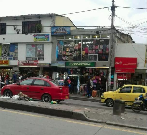 Supuestos miembros del Eln extorsionan a comerciantes en Usme 1 Supuestos miembros del Eln extorsionan a comerciantes en Usme Comerciantes de la localidad de Usme denunciaron recientemente extorsiones de delincuentes que se hacen pasar por miembros del Eln para pedirles dinero y elementos de intendencia.