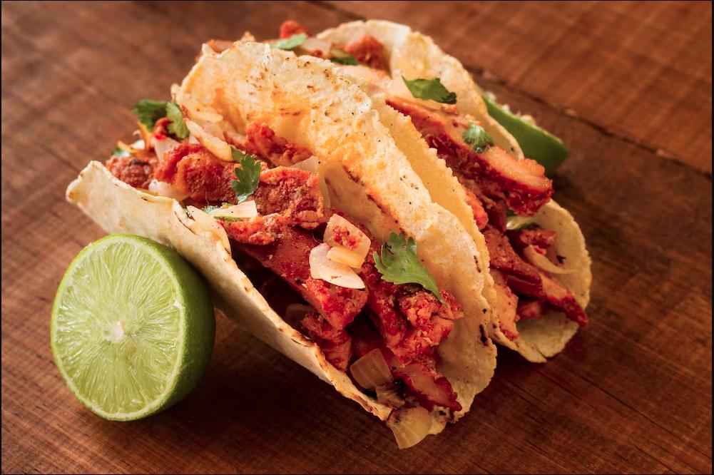 Aprenda a preparar tacos muy ricos y fáciles Llamar o ir a nuestro restaurante mexicano favorito no es siempre la opción. Toca ponerse manos a la obra si queremos disfrutar de unos tacos de pollo con aguacate caseros. Hacerlos en casa es más sencillo de lo que parece y nos dará la oportunidad de tener siempre a nuestra disposición unos tacos perfectos para compartir con familia y amigos, ya sea en una fiesta, un almuerzo o la cena.
