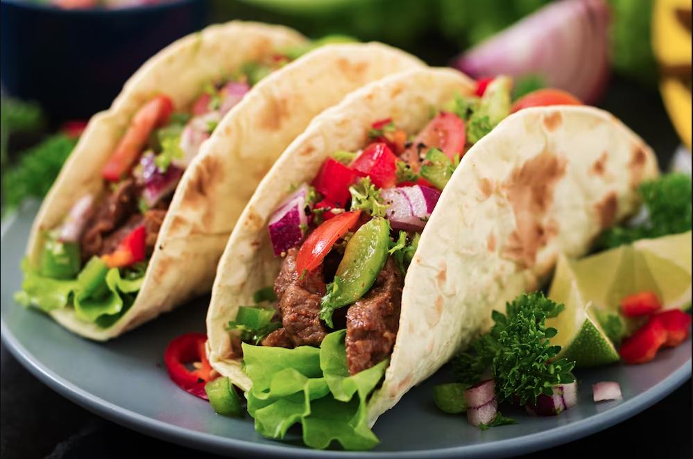 Aprenda a preparar tacos muy ricos y fáciles 1 Aprenda a preparar tacos muy ricos y fáciles Llamar o ir a nuestro restaurante mexicano favorito no es siempre la opción. Toca ponerse manos a la obra si queremos disfrutar de unos tacos de pollo con aguacate caseros. Hacerlos en casa es más sencillo de lo que parece y nos dará la oportunidad de tener siempre a nuestra disposición unos tacos perfectos para compartir con familia y amigos, ya sea en una fiesta, un almuerzo o la cena.