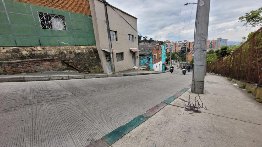 Taxista de 24 años fue asesinado en San Cristóbal 1 Taxista de 24 años fue asesinado en San Cristóbal “Le cuanto que a mí me despertaron los tiros. Escuché como unos tres pepazos y luego, cuando me asomé, vi un taxi y a un muchacho ahí botado en la calle, al ladito del carro. No se sabe muy bien qué pasó, pero lo que tengo entendido es que el finado venía como pasajero y apenas se bajó del taxi, llegaron unos tipos en moto y le dispararon. Hasta ahí sé”, le dijo a Q'HUBO en la mañana de ayer un vecino de la parte alta de la localidad de San Cristóbal, en donde la mañana de este viernes un hombre de 24 años fue asesinado en circunstancias que para las autoridades pueden obedecer a un sicariato.