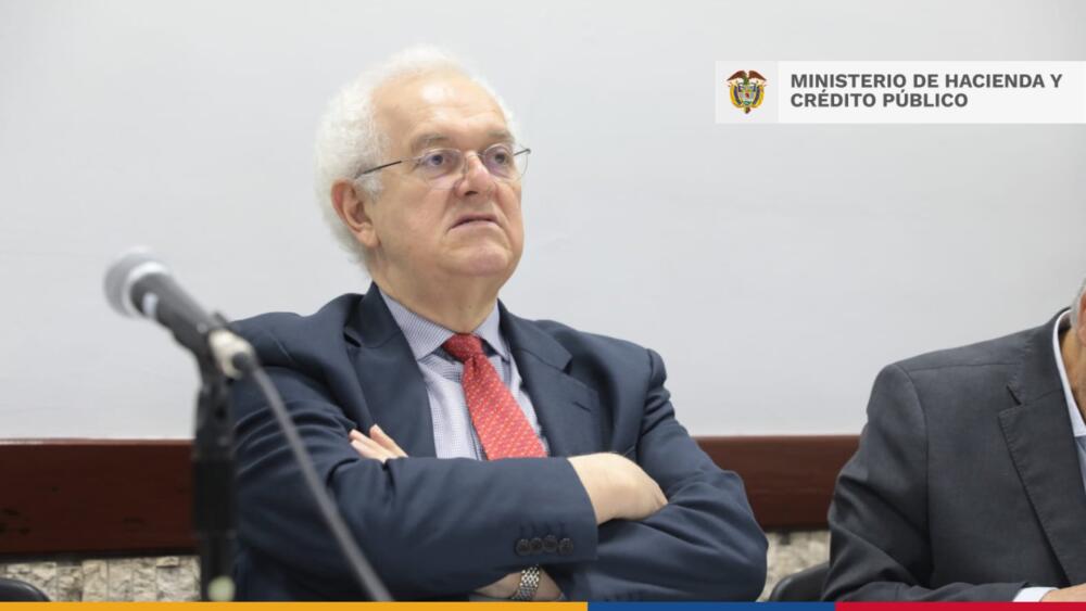 Tremendo sacudón en el gabinete de Gustavo Petro 3 Tremendo sacudón en el gabinete de Gustavo Petro Luego de que el presidente Gustavo Petro le pidiera la renuncia a todo su gabinete, hace pocos minutos se conoció que los ministros de Hacienda, Transporte, Agricultura, Interior, Salud, Ciencias y MinTic presentaron ya su carta de renuncia.