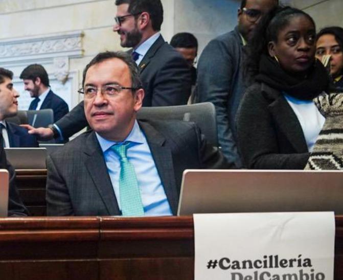 Tremendo sacudón en el gabinete de Gustavo Petro 4 Tremendo sacudón en el gabinete de Gustavo Petro Luego de que el presidente Gustavo Petro le pidiera la renuncia a todo su gabinete, hace pocos minutos se conoció que los ministros de Hacienda, Transporte, Agricultura, Interior, Salud, Ciencias y MinTic presentaron ya su carta de renuncia.