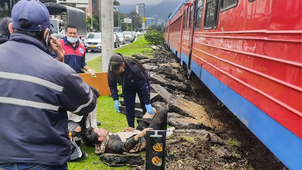 Tren de la Sabana arrolló a un peatón en el norte de Bogotá 10 Tren de la Sabana arrolló a un peatón en el norte de Bogotá El peatón iba escuchando música a alto volumen por lo que no pudo percatarse de las sirenas del tren.