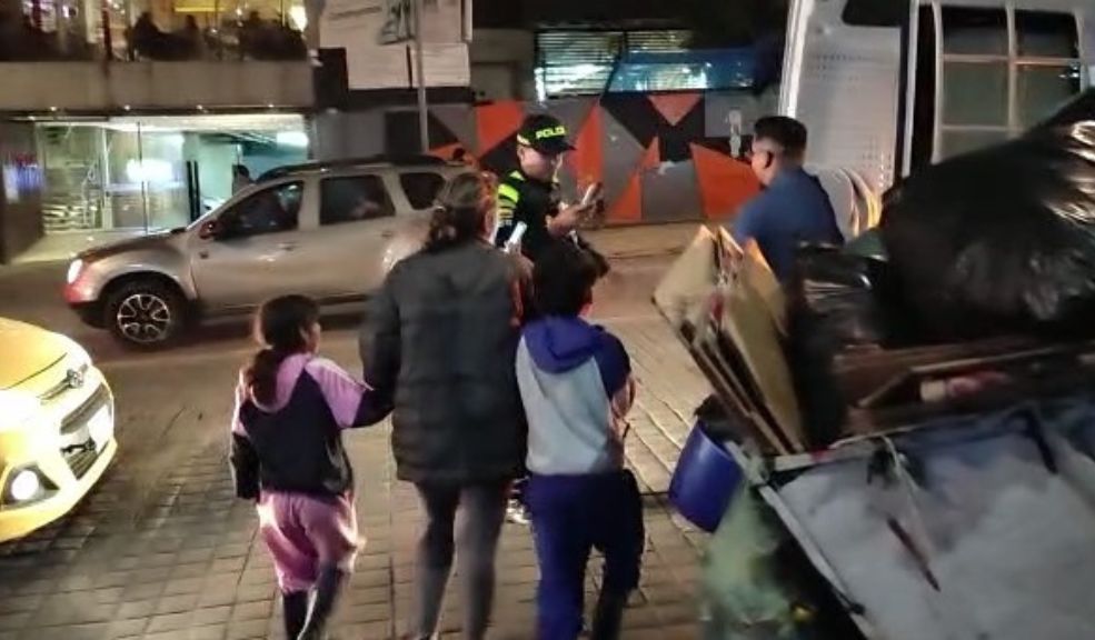 ¡La cifras preocupan! Rescatan a tres menores en situación de mendicidad en la capital Tres menores de edad que se encontraban al interior de un cajero electrónico, ubicado en una de las calles del barrio El Retiro, en la localidad de Usaquén, fueron rescatados por las autoridades debido a que se encontraban en condición de mendicidad.