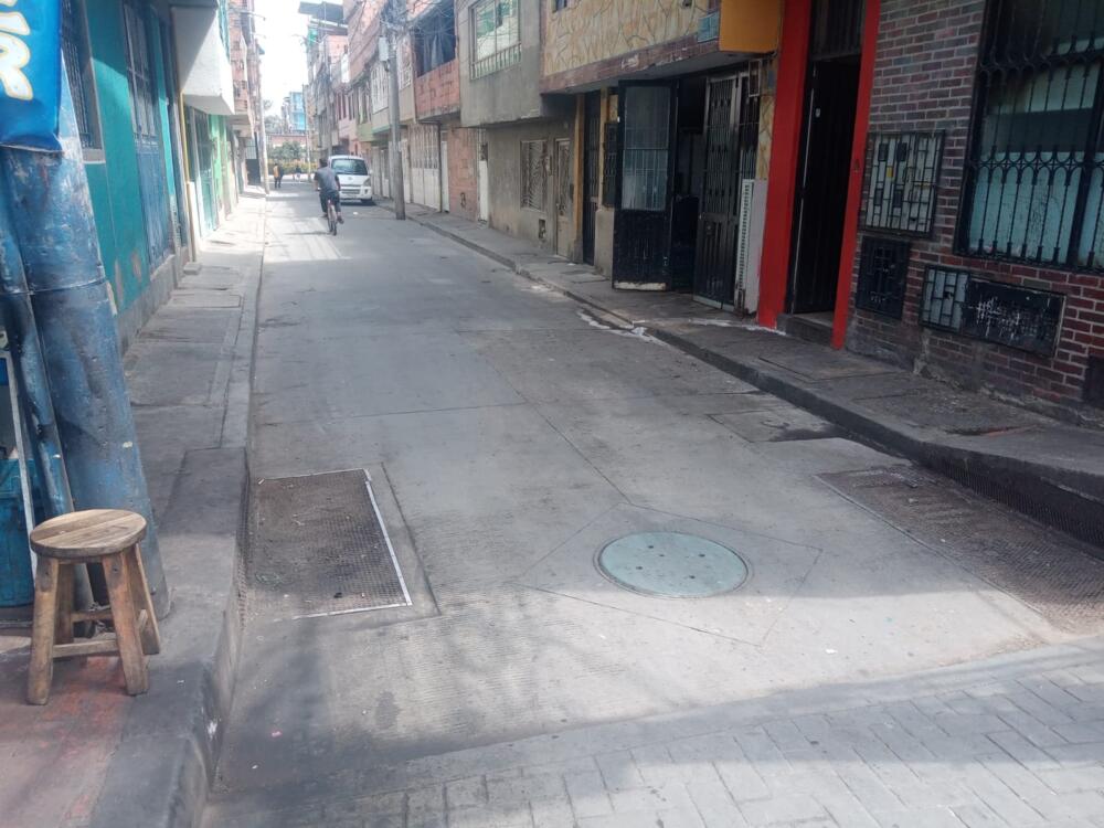 Triste fin de motero en Dindalito 1 Triste fin de motero en Dindalito “Dicen que fueron dos pelados en cicla los que le cayeron al hombre y lo mataron. Yo ayer estaba de descanso, entonces lo que le diga es más por habladurías de la gente que por lo que yo sepa; lo cierto es que fueron dos disparos los que azoraron a todos por acá. Al finado lo alcanzaron a auxiliar, pero no fue mucho lo que se pudo hacer. El hombre murió en cuestión de segundos, fue un ataque fulminante”, le manifestó a Q'HUBO un comerciante del barrio Dindalito, en la localidad de Kennedy, en cuyas calles sobre la mañana de este jueves un hombre fue ultimado en medio de lo que, al parecer, fue un ataque sicarial.