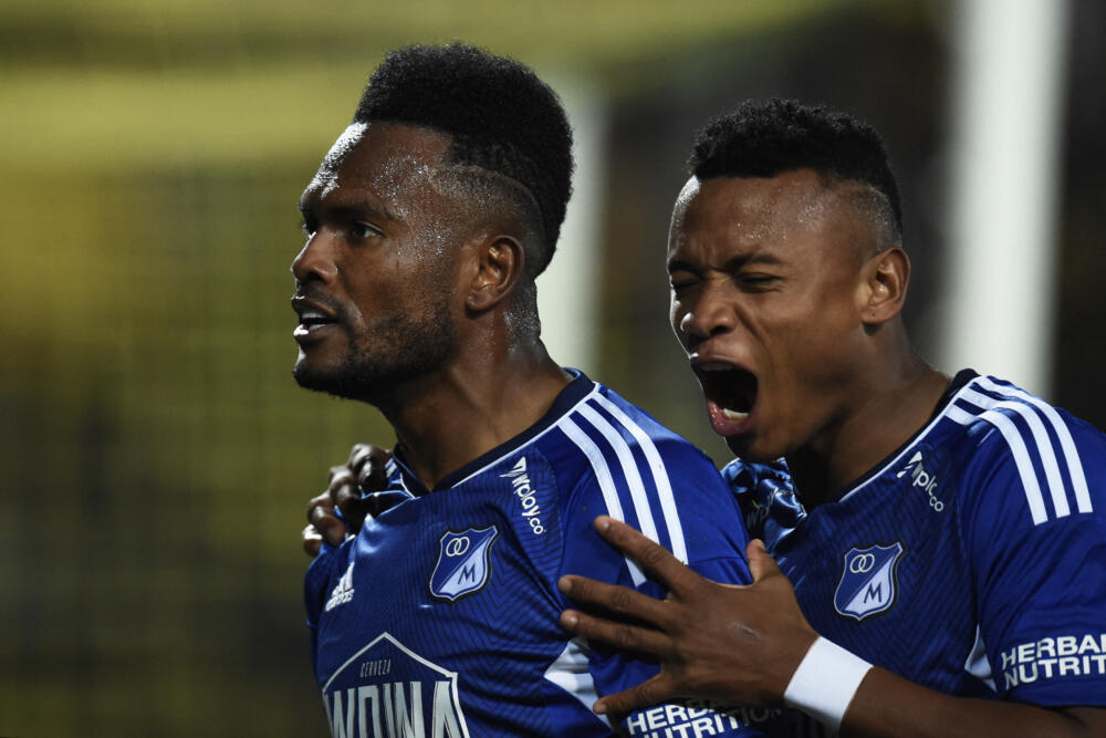 Triunfo y liderato para Millonarios tras superar a Peñarol en la Copa Sudamericana 3 Triunfo y liderato para Millonarios tras superar a Peñarol en la Copa Sudamericana Millonarios derrotó 2 a 0 a Peñarol de Uruguay y quedó como líder del grupo F en la Copa Sudamericana.