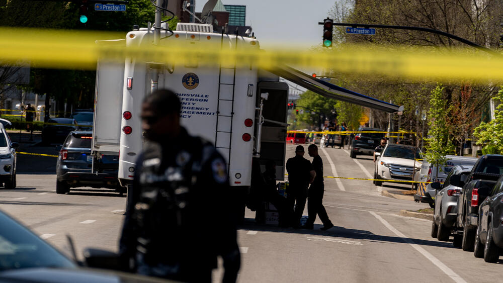 Un nuevo tiroteo en Estados Unidos deja cinco personas fallecidas 7 Un nuevo tiroteo en Estados Unidos deja cinco personas fallecidas Un tiroteo se presentó en un banco ubicado en Louisville, Kentucky, en el centro oriente de Estados Unidos, y cobró la vida de cinco personas, entre ellas el tirador, quien fue dado de baja por las autoridades.