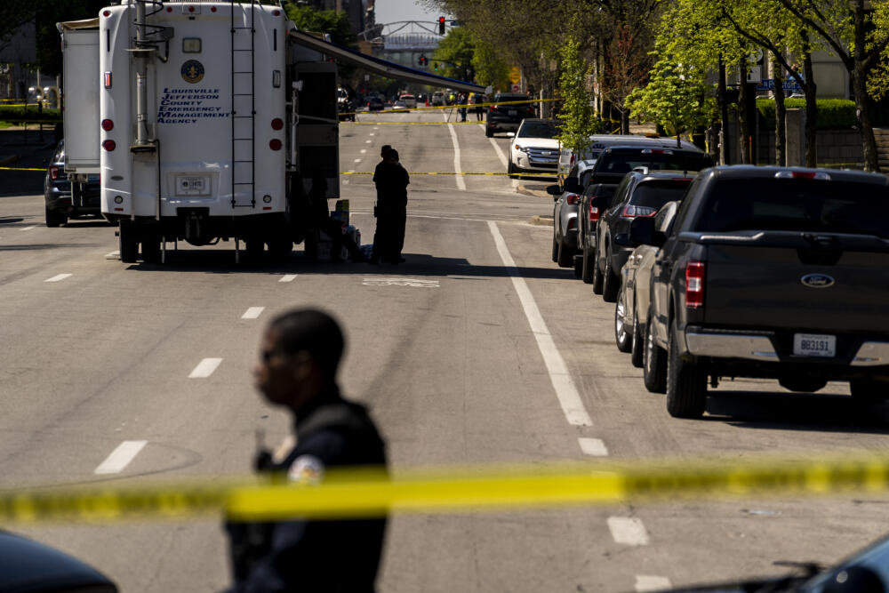 Un nuevo tiroteo en Estados Unidos deja cinco personas fallecidas 1 Un nuevo tiroteo en Estados Unidos deja cinco personas fallecidas Un tiroteo se presentó en un banco ubicado en Louisville, Kentucky, en el centro oriente de Estados Unidos, y cobró la vida de cinco personas, entre ellas el tirador, quien fue dado de baja por las autoridades.