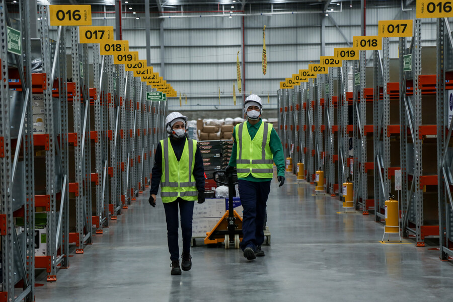 ¿Se le mediría a trabajar a otro país? 2 lugares ofrecen empleo y pagan hasta 20 ‘palos’ 1 ¿Se le mediría a trabajar a otro país? 2 lugares ofrecen empleo y pagan hasta 20 ‘palos’ Preste atención porque el Sena, a través de su agencia de empleo, ha puesto a disposición varias ofertas laborales en el exterior.