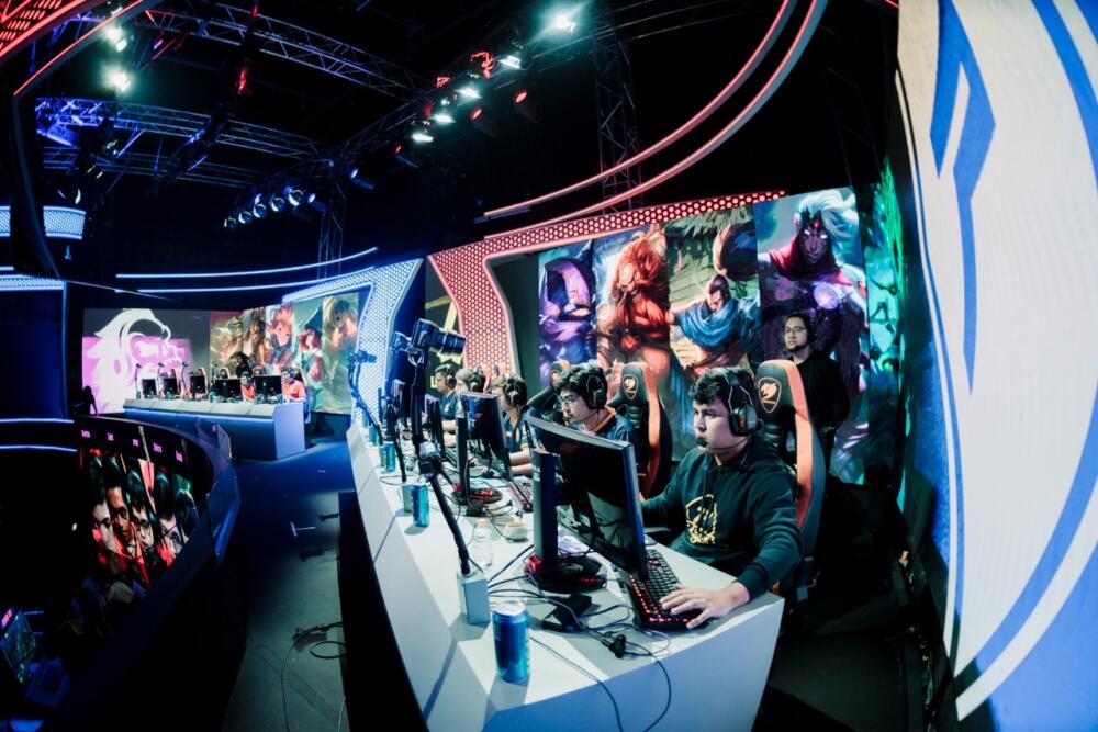 Videojuegos que son catalogados diabólicos 1 Videojuegos que son catalogados diabólicos Muchos padres de familia optan por regalarles juegos de video y consolas a sus hijos para que se entretengan en su tiempo libre, sin detenerse a revisar cuáles son los contenidos que están consumiendo y si la edad es apropiada para ellos.