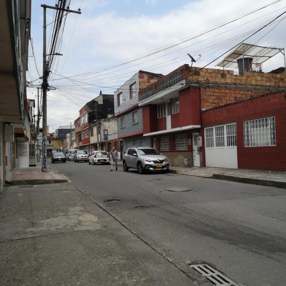 Vil crimen de Fabián al interior de su casa en Engativá 1 Vil crimen de Fabián al interior de su casa en Engativá “¿Qué le podemos decir de Fabián? Que era un pelado de acá del barrio de toda la vida, él creció con mis hijos, yo lo conocí así de chiquito y era un pelado que andaba en sus vainas sin hacerle daño a nadie. Cuando nos enteramos, no podíamos creerlo porque nunca lo vimos en algo raro como para pensar que andaba en vainas peligrosas. Dicen que fue una pelea en el inquilinato donde él vivía, a raíz de problemas que había tenido con una de las inquilinas de allí. Un tipo, que al parecer es pareja de esa mujer, fue el que terminó matándolo por problemas de convivencia que habían tenido días atrás”, nos contó en la mañana de ayer una vecina del barrio Los Cerezos, en la localidad de Engativá, en donde la noche de este jueves Fabián Alberto García fue asesinado dentro de la vivienda en la cual había arrendado una habitación desde hace un par de meses.