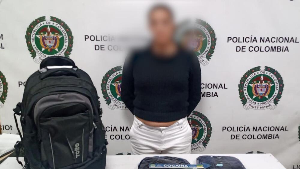 Cae familia con 9 kilos de cocaína 3 Cae familia con 9 kilos de cocaína Sobre la mañana de ayer, la Dirección de Antinarcóticos de la Policía Nacional informó de la captura de cuatro integrantes de una misma familia, quienes fueron sorprendidos con más de nueve kilos de cocaína empacados dentro de su equipaje, y los cuales pretendían llevar al extranjero.