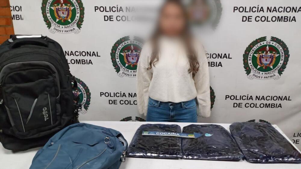 Cae familia con 9 kilos de cocaína 1 Cae familia con 9 kilos de cocaína Sobre la mañana de ayer, la Dirección de Antinarcóticos de la Policía Nacional informó de la captura de cuatro integrantes de una misma familia, quienes fueron sorprendidos con más de nueve kilos de cocaína empacados dentro de su equipaje, y los cuales pretendían llevar al extranjero.