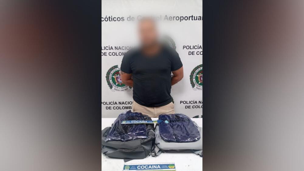 Cae familia con 9 kilos de cocaína 2 Cae familia con 9 kilos de cocaína Sobre la mañana de ayer, la Dirección de Antinarcóticos de la Policía Nacional informó de la captura de cuatro integrantes de una misma familia, quienes fueron sorprendidos con más de nueve kilos de cocaína empacados dentro de su equipaje, y los cuales pretendían llevar al extranjero.