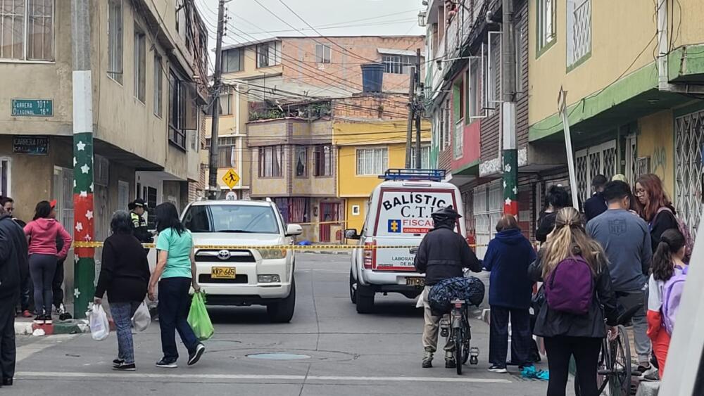 Nuevos detalles: lío con 'gota a gota' tenía desesperado al asesino de Fontibón Manuel Moreno Valois, el sujeto que le quitó la vida de manera despiadada a cuatro personas en Fontibón la mañana de este sábado 1 de abril, estaba desesperado. Las deudas, el pago del arriendo, el hambre y la falta de dinero lo tenían entre la espada y la pared, según relató un amigo suyo.