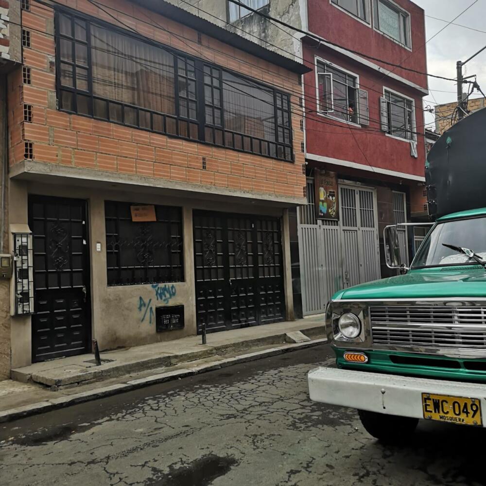 Asesinan a un joven en El Amparo Un nuevo homicidio se registró en la noche de este martes en el sector de El Amparo en la localidad de Kennedy. Allí un joven de 29 años fue baleado en plena vía pública.