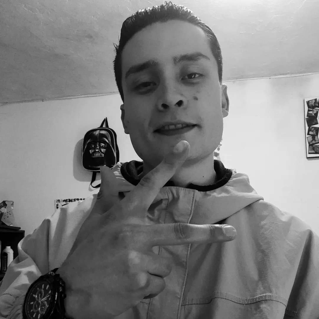 Familiares de Juan Sebastián claman justicia por su muerte Juan Sebastián Arismendi Laverde (26 años) murió la tarde del lunes en el Hospital Simón Bolívar, tras ingresar cuando estaba en custodia de los oficiales de la estación de Suba.