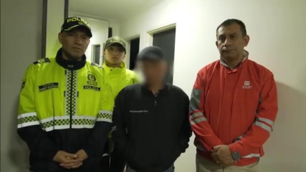 En video: Así secuestraron a un hombre en La Alquería De acuerdo con el video captado por unas cámaras de seguridad del barrio La Alquería, el día viernes 14 de abril, sobre las 7:15 p.m. se ve cómo cinco sujetos habrían secuestrado a un hombre en la calle, lo subieron a una camioneta de color blanco y abandonaron el lugar de inmediato.