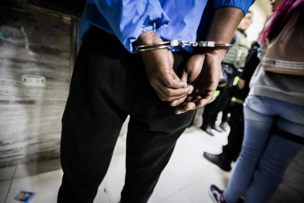 Duro golpe contra la delincuencia en Fontibón, Bosa, Kennedy y Engativá Un reciente operativo permitió combatir la delincuencia en varios sectores de la capital, dejando la incautación de estupefacientes, licor adulterado, armas y varias capturas.