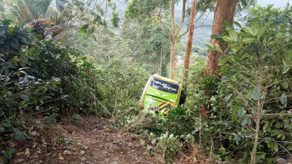 Un bus con 40 pasajeros cayó a un abismo en la vía Bogotá- Villeta Un bus de servicio público resultó cayendo en un abismo con 40 pasajeros a bordo, la mañana de este sábado 22 de abril.