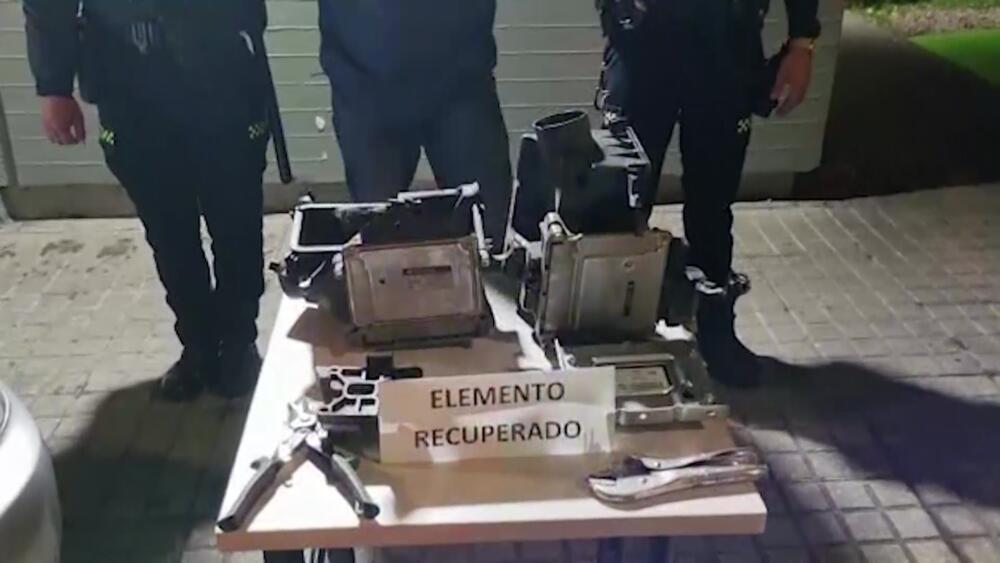 Capturaron en Usaquén a ladrón de computadores de carros 1 Capturaron en Usaquén a ladrón de computadores de carros En la noche de este lunes, las autoridades capturaron un hombre en la localidad de Usaquén luego de que fuera visto robando un computador de un vehículo, la comunidad notificó lo sucedido a la Policía y de inmediato se pusieron en la tarea de capturar al delincuente.