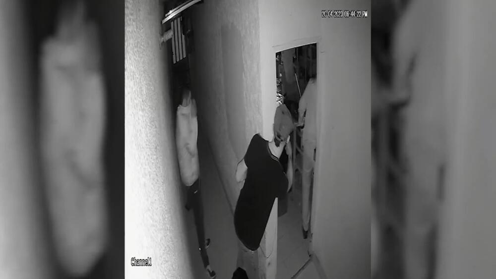 Cayó peligrosa líder de una banda de apartamenteros en Suba 1 Cayó peligrosa líder de una banda de apartamenteros en Suba En las últimas horas las autoridades de Suba confirmaron la captura de la líder de una banda de apartamenteros.