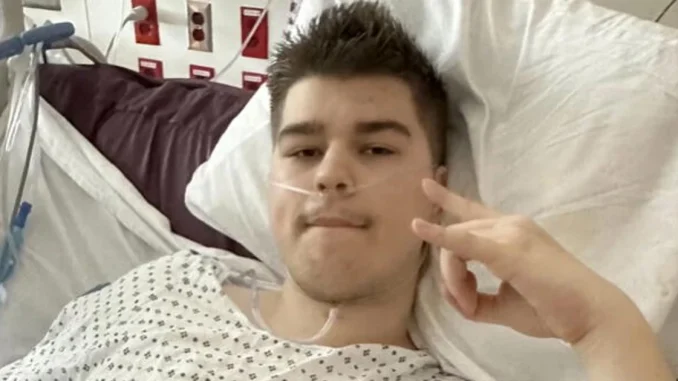 Youtuber resultó herido mientras intentaba hacer una broma El youtuber estadounidense Tanner Cook resultó herido con arma de fuego cuando intentaba hacer una broma para su canal de youtube.
