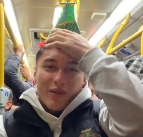 En video: joven se subió a un bus del Sitp y le terminaron cantando el feliz cumpleaños 1 En video: joven se subió a un bus del Sitp y le terminaron cantando el feliz cumpleaños Un video compartido por un joven en las últimas horas ha sido viral en las redes sociales, donde luego de subirse a un bus del Sitp les pidió a los demás pasajeros que le cantaran el feliz cumpleaños.