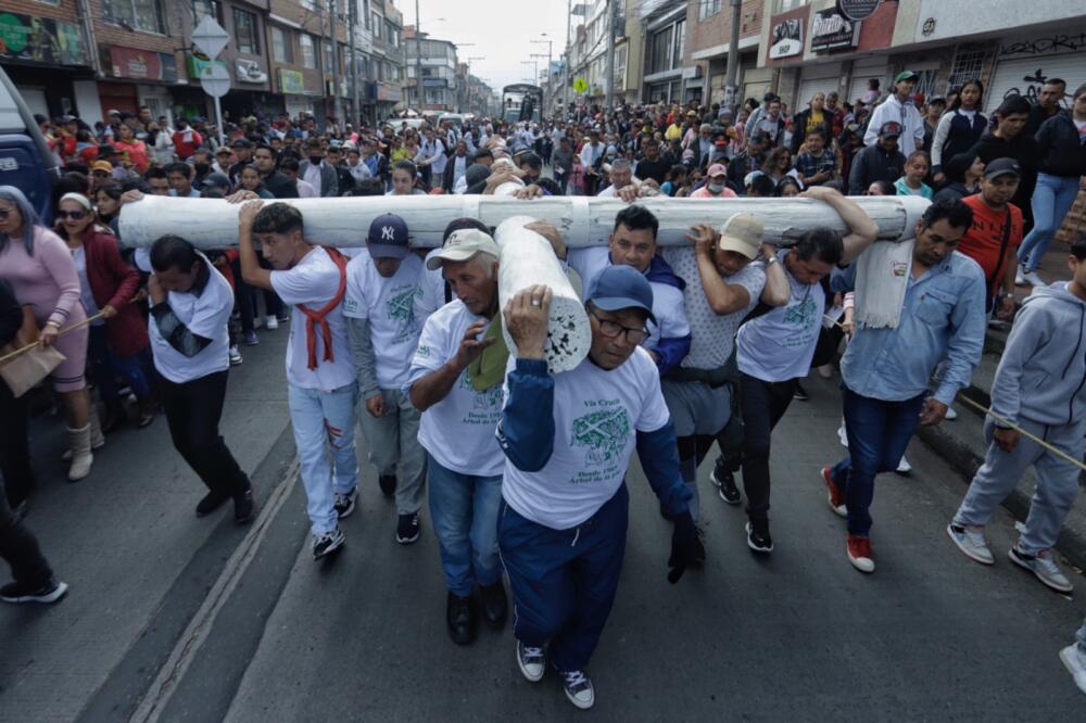 Así transcurrió el Via crucis hasta el 'palo del ahorcado', en Ciudad Bolívar Más de 14 mil feligreses se dieron cita en el 'palo del ahorcado', ubicado en el barrio Potosí, de Ciudad Bolívar como parte de las actividades programadas durante Semana Santa, entre ellas el via crucis.