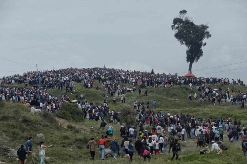 Así transcurrió el Via crucis hasta el 'palo del ahorcado', en Ciudad Bolívar Más de 14 mil feligreses se dieron cita en el 'palo del ahorcado', ubicado en el barrio Potosí, de Ciudad Bolívar como parte de las actividades programadas durante Semana Santa, entre ellas el via crucis.