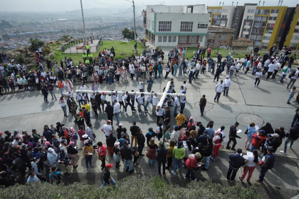 Así transcurrió el Via crucis hasta el 'palo del ahorcado', en Ciudad Bolívar Más de 14 mil feligreses se dieron cita en el 'palo del ahorcado', ubicado en el barrio Potosí, de Ciudad Bolívar como parte de las actividades programadas durante Semana Santa, entre ellas el via crucis.