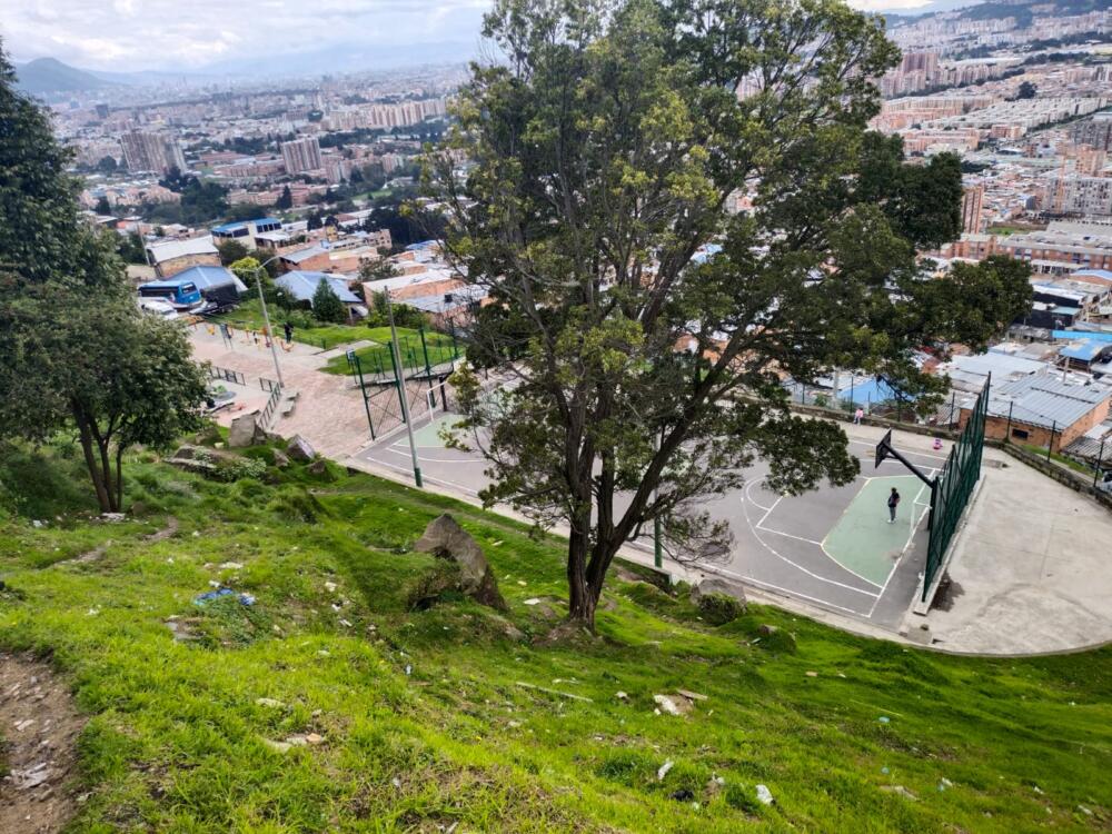 Ataque a bala en Mirador del Norte de Usaquén Las autoridades investigan el caso que dejó a una joven de 30 herida luego de ser impactada de bala en una cancha del barrio Mirador del Norte, en Usaquén.