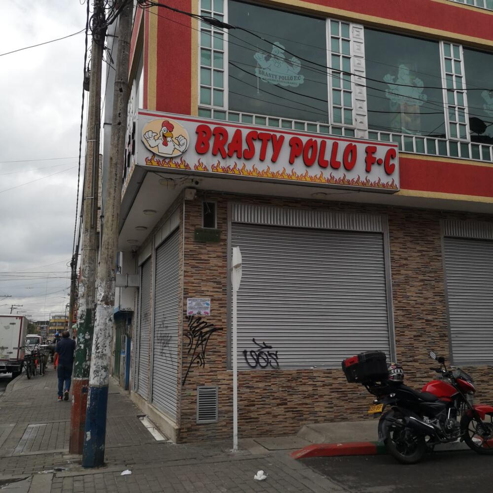 Ataque a bala en asadero de Bosa, ¿extorsión o sicariato? Una persona resultó herida luego de ser sufrir un ataque a bala en un restaurante de Bosa Brasilia.