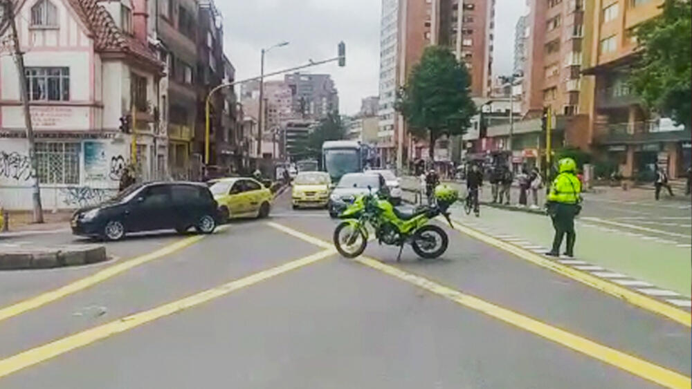 A esta hora: caos vehicular por protestas en Bogotá Debido a varias protestas se están presentando múltiples bloqueos en las vías de Bogotá, por lo que la Secretaría de Movilidad tuvo que habilitar vías alternas para que los bogotanos puedan evitar trancones durante la tarde. 