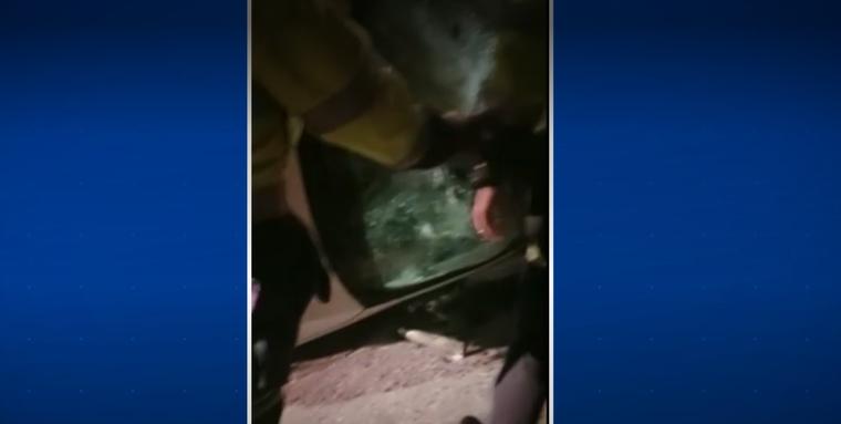 Ladrones se chocaron y tuvieron que ser auxiliados por policías Ladrones de una camioneta se volcaron y tuvieron que recibir la ayuda de los policías que los venían persiguiendo.