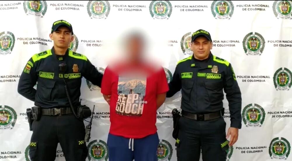 Asesinan a Carlos por defender a su pareja en Chapinero “Yo abrí como a las 6 de la mañana y la verdad no vi nada. Por acá algunos vecinos comentaron que habían escuchado ruidos y habían visto a policías muy temprano, antes de que amaneciera, pero hasta ahí. Nadie salió más allá de la ventana para averiguar qué era lo que estaba pasando. A esa hora es muy poca la gente que camina por esta zona, y mucho menos si estamos hablando de la avenida Caracas.¡No se arrima pero nadie!”, fue el comentario de un vecino de Avenida Caracas con Calle 59, en donde la mañana de ayer un joven de 21 años fue asesinado en medio de una riña con otro sujeto, al parecer, mientras defendía a su compañera sentimental del acoso del cual estaba siendo víctima por parte del agresor, quien fue capturado en flagrancia.