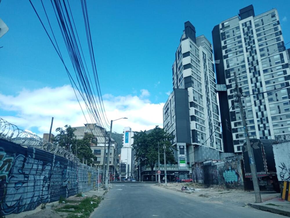 Asesinan a Carlos por defender a su pareja en Chapinero “Yo abrí como a las 6 de la mañana y la verdad no vi nada. Por acá algunos vecinos comentaron que habían escuchado ruidos y habían visto a policías muy temprano, antes de que amaneciera, pero hasta ahí. Nadie salió más allá de la ventana para averiguar qué era lo que estaba pasando. A esa hora es muy poca la gente que camina por esta zona, y mucho menos si estamos hablando de la avenida Caracas.¡No se arrima pero nadie!”, fue el comentario de un vecino de Avenida Caracas con Calle 59, en donde la mañana de ayer un joven de 21 años fue asesinado en medio de una riña con otro sujeto, al parecer, mientras defendía a su compañera sentimental del acoso del cual estaba siendo víctima por parte del agresor, quien fue capturado en flagrancia.
