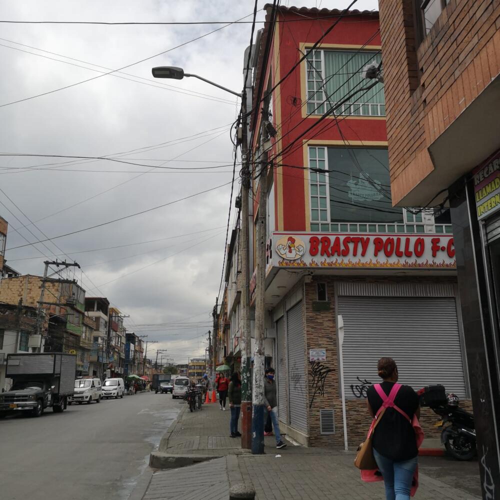 Comerciantes piden militarizar la localidad de Bosa 1 Comerciantes piden militarizar la localidad de Bosa Los habitantes del barrio Bosa Brasil, se sienten cada vez más amenazados por los criminales, pues, dicen que ya no aguantan más amenazas, los comerciantes del sector dicen que los han intimidado en varias ocasiones y que ya han sido víctimas de extorsiones. Actualmente se ha intensificado la situación a tal punto que deben cuidarse para que no sepan dónde viven porque pueden llegar a amenazar a sus familias.