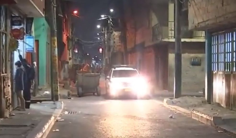 Crimen a bala por un robo estremeció a la comunidad de El Amparo, en Kennedy 2 Crimen a bala por un robo estremeció a la comunidad de El Amparo, en Kennedy Un joven de 28 años fue la víctima de crimen a bala que se presentó en la noche de este martes en el barrio El Amparo, de la localidad de Kennedy.