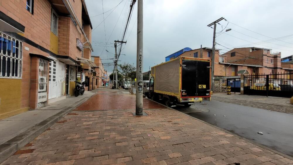 Ataque en gavilla cobró la vida de Víctor en Bosa A puñal y con golpes un grupo de sujetos acabó con la vida de un joven en el barrio El Recreo, de la localidad de Bosa. El crimen habría ocurrido en medio de un caso de intoleranci