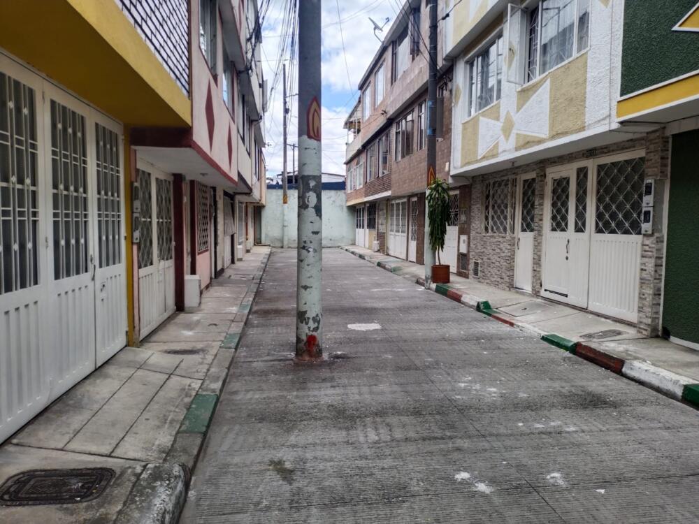 Nuevos detalles: lío con 'gota a gota' tenía desesperado al asesino de Fontibón 1 Nuevos detalles: lío con 'gota a gota' tenía desesperado al asesino de Fontibón Manuel Moreno Valois, el sujeto que le quitó la vida de manera despiadada a cuatro personas en Fontibón la mañana de este sábado 1 de abril, estaba desesperado. Las deudas, el pago del arriendo, el hambre y la falta de dinero lo tenían entre la espada y la pared, según relató un amigo suyo.