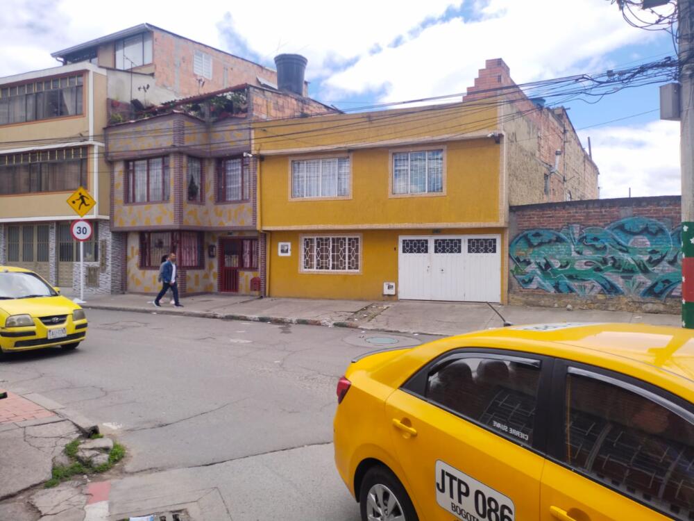 Estas son las víctimas fatales de la masacre en Fontibón 1 Estas son las víctimas fatales de la masacre en Fontibón Q'HUBO habló con uno de los familiares de las víctimas de la masacre en el barrio La Laguna de Fontibón, quien brindó nuevos detalles sobre este lamentable caso que tiene conmocionada a la comunidad del sector.