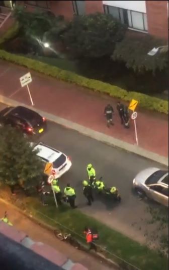 Intento de robo de un reloj terminó en muerte de pillo por Chapinero 1 Intento de robo de un reloj terminó en muerte de pillo por Chapinero A un sujeto que pretendía robar a varias personas que se desplazaban en un vehículo de transporte público, lo terminó abatiendo la Policía en su intento de huir con un reloj Rolex, en la localidad de Chapinero.
