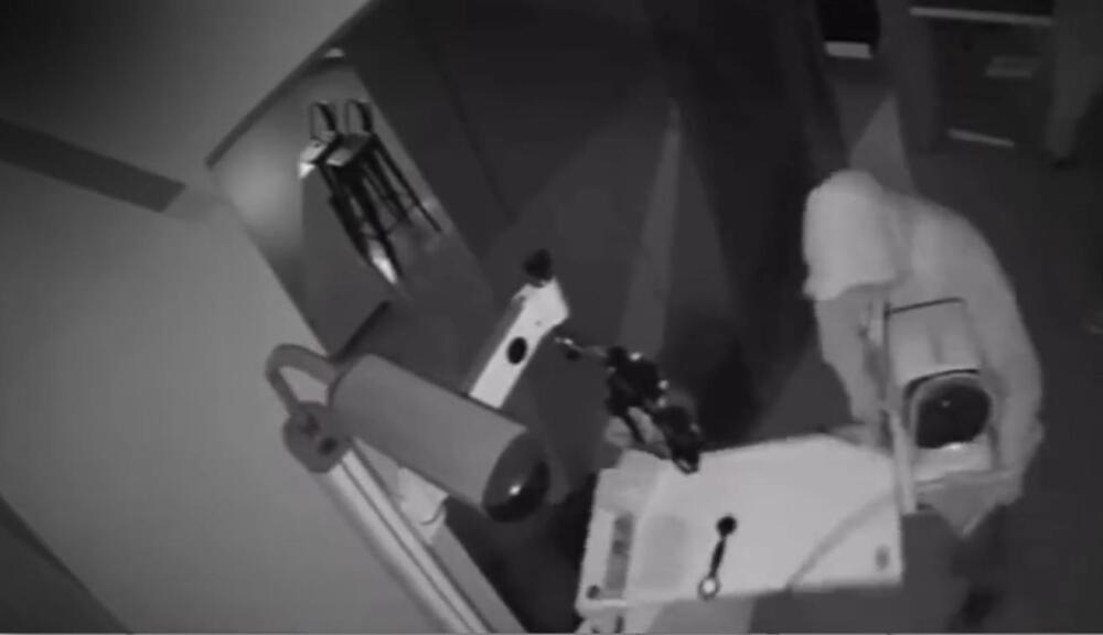 Millonario robo de una óptica en Facatativá En la madrugada de este jueves, dos delincuentes cometieron un robo masivo en una óptica de Facatativá, los delincuentes entraron al lugar con un martillo y en cuestion de minutos se robaron unos equipos de alta tecnología del establecimiento que llegan a sumar más de 100 millones de pesos.