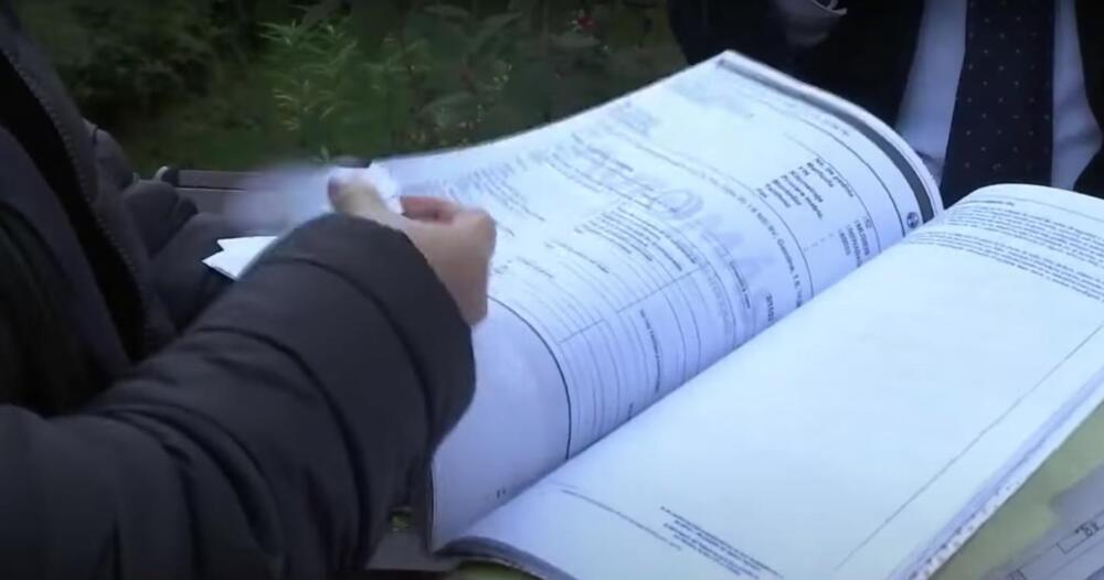 Mujer denunció ser víctima de estafa por un concesionario de carros usados En el norte de la ciudad, una mujer denunció que fue víctima de estafa por parte de un concesionario de carros usados, lo que se conoce es que el pasado mes de septiembre de 2022, esta mujer entregó su vehículo avaluado en 22 millones de pesos como forma de pago y adicionalmente tuvo que dar 11 millones de pesos en efectivo para recibir un carro nuevo, sin embargo, hasta el momento no le han entregado nada.