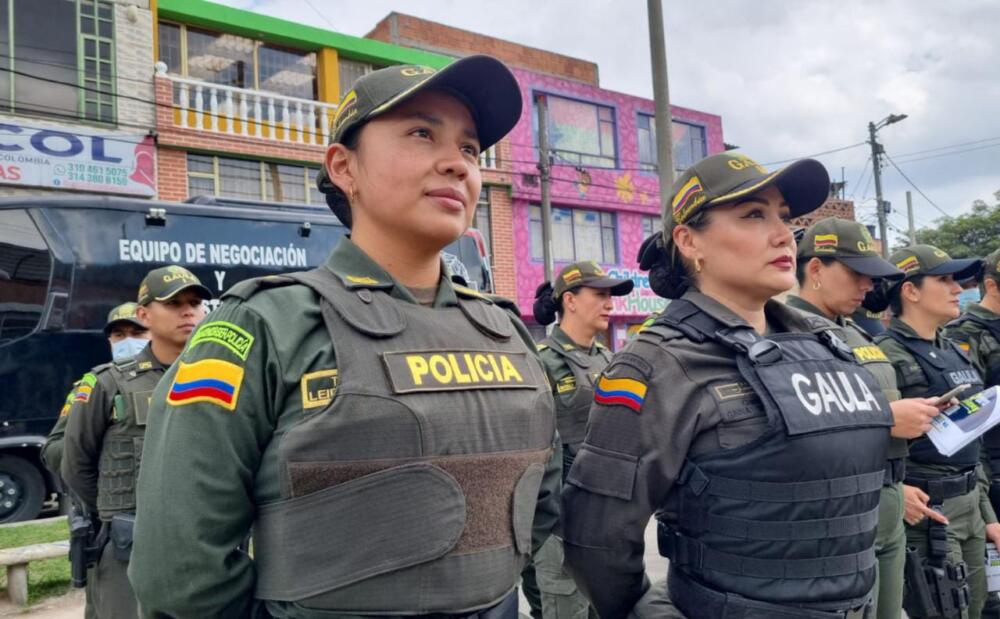 Operativo antiextorsión en Patio Bonito En las últimas horas, el Gaula de la Policía Nacional informó que llevó a cabo una 'Intervención Focalizada a Kennedy', la cual hace parte de la campaña 'Yo no pago, yo denuncio’. El operativo tuvo lugar en el barrio Patio Bonito y con este buscaron atender los requerimientos de los comerciantes, transportadores y la comunidad en general frente a los posibles hechos de extorsión que los pueda estar afectando.
