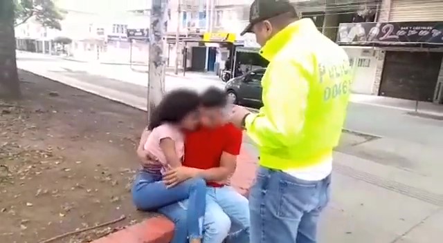 Mujer fingió su secuestro para verse con su amante La Policía Metropolitana de Cali capturo a una mujer de 20 años por el delito de extorsión. Al parecer, la mujer fingió su propio secuestro y llamó a su novio para pedirle dinero para el supuesto rescate. Cuando las autoridades llegaron, la joven se encontraba con otro hombre, con quien parece tener una relación sentimental.